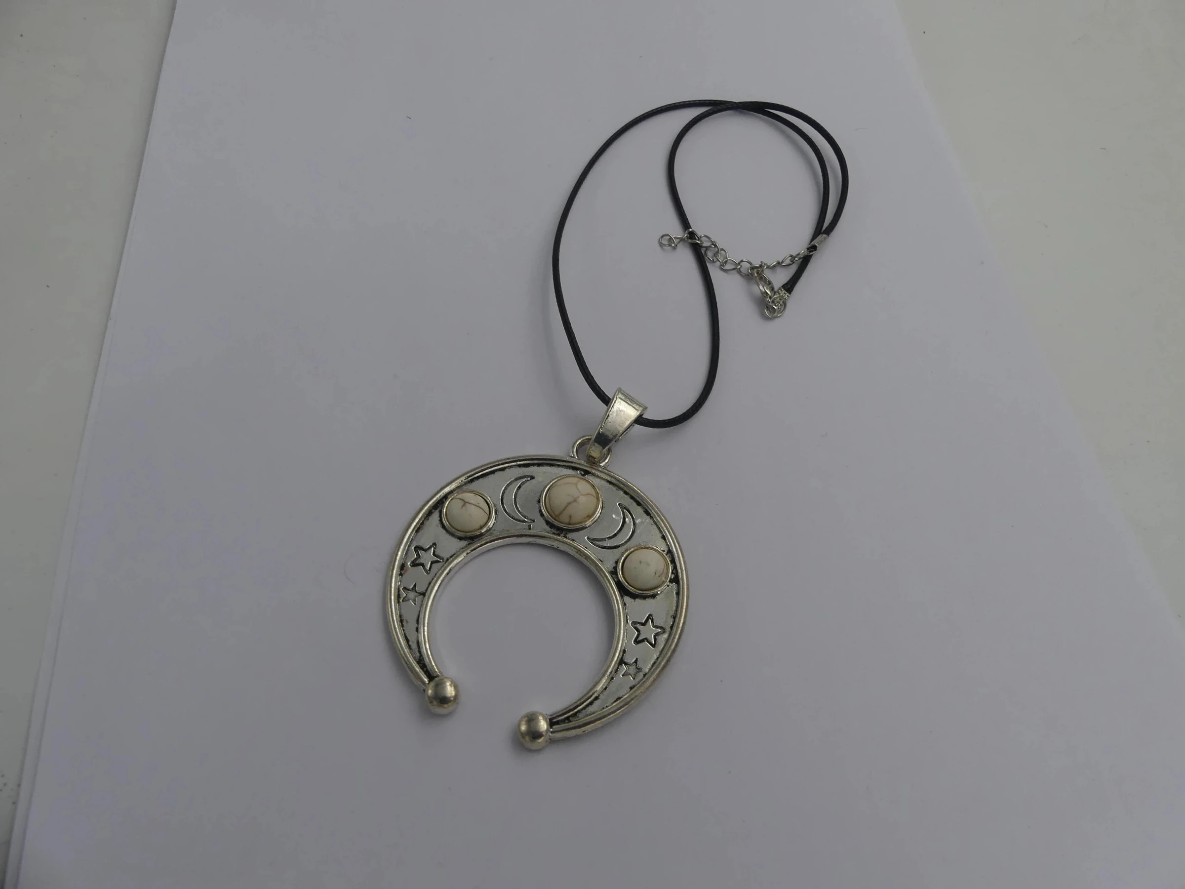 Zwarte ketting met koord, zilverkleurige metalen hanger en steen – photo 2